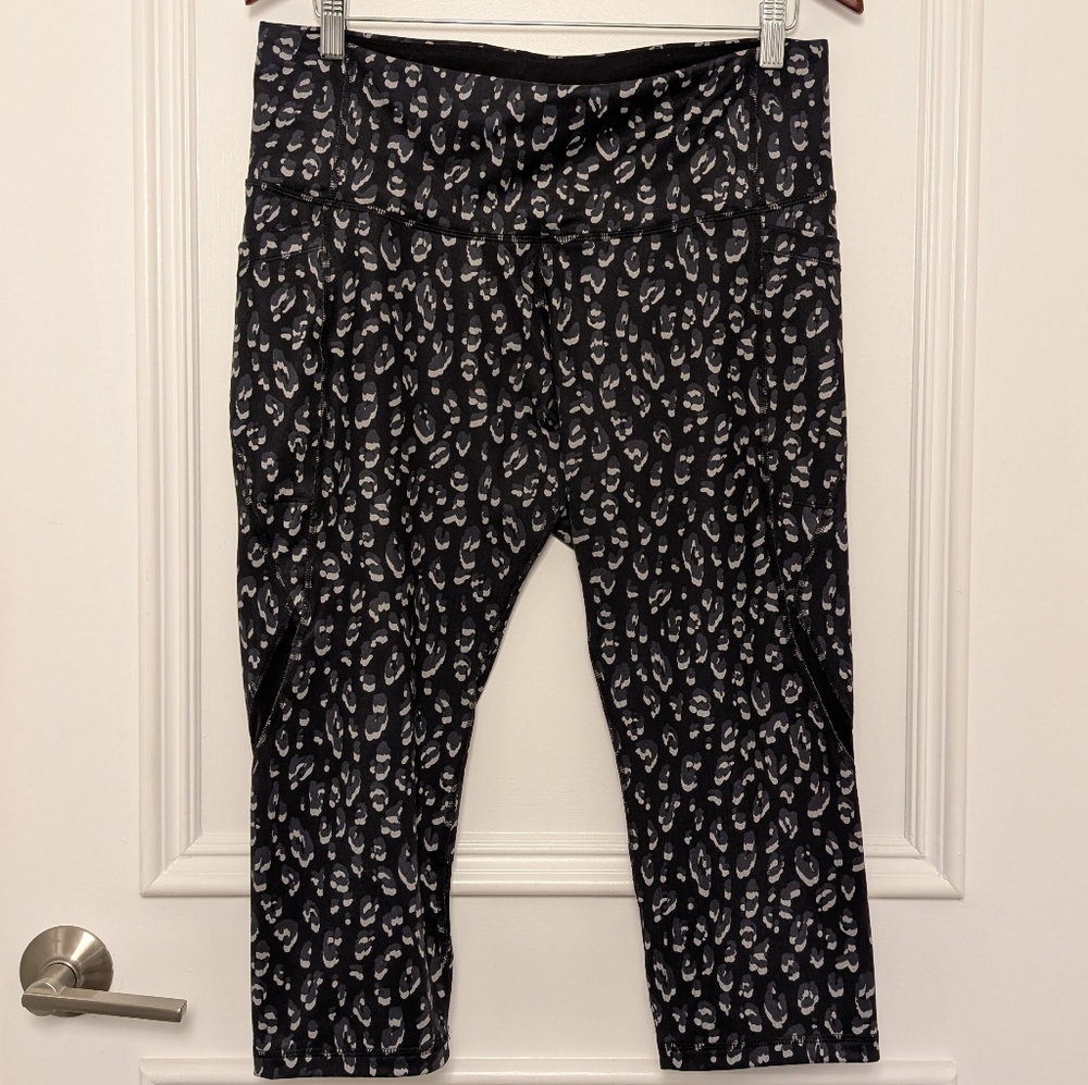 Old Navy High-Waisted Elevate Side-Pocket Crop Leggings in Black Leopard